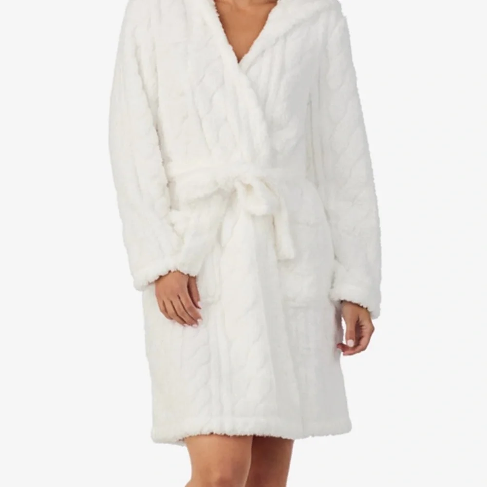 Cuddl Duds Cozy White Plush Robe D1